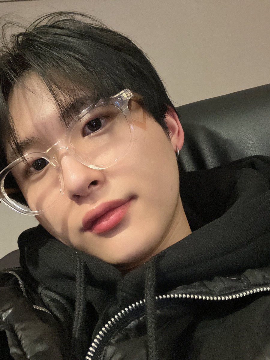 Koreaboo's tweet image. Woobin having black hair now is just 🖤
I love it so much