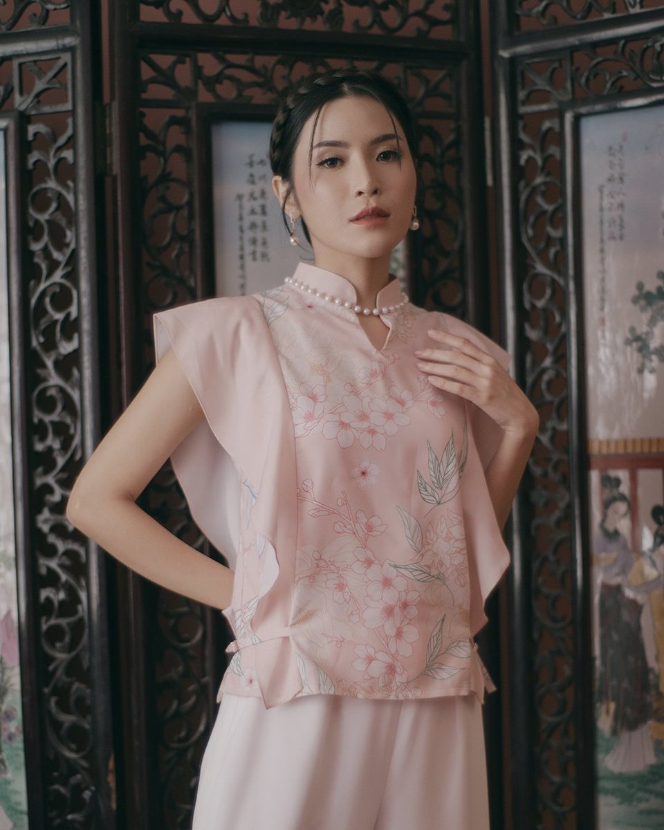 esye_official's tweet photo. #CNY23 Collection >> "#Minzu" 🍊🍊

A sweet, elegant and charming stylish wrinkle-free top with idyllic watercolor floral prints, modern Mandarin collar and cascading ruffles that is perfect for visiting friends and family this CNY!

Style: Misty Top in soft Blue and Pink https://t.co/ZUi5UsZ1lI