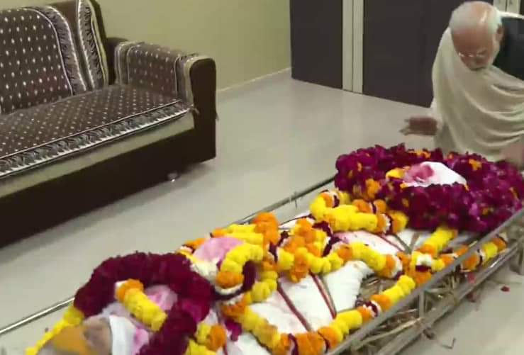 Govind92228546's tweet photo. PM Narendra Modi  pays respect to his mother Heeraben Modi at Gandhinagar residence, #Gujarat. She Passed away at the age of 100, today
#narendermodi https://t.co/ZTKDJuYuPX