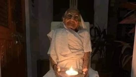 TheAavishkarMan's tweet photo. माननीय प्रधानमंत्री नरेंद्र मोदी जी की मां हीराबा
वास्तव में एक असाधारण महिला थीं। जो भी उन्हें जानता था, उनकी प्रशंसा करता था। भगवान् उनकी आत्मा को शांति दे।भावपूर्ण श्रद्धांजलि https://t.co/TX4vSj30OU