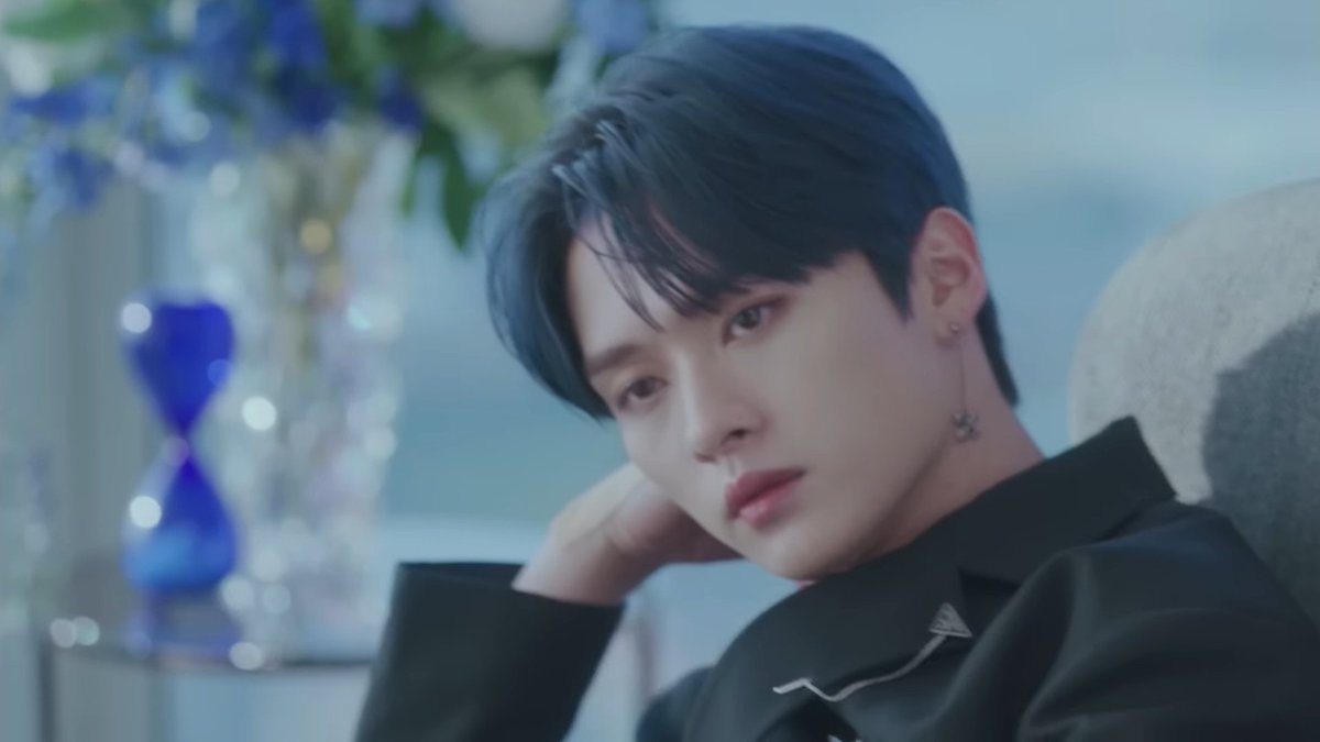 dailylinoring's tweet photo. lee know looks so expensive god https://t.co/r6pd6rJ8lk