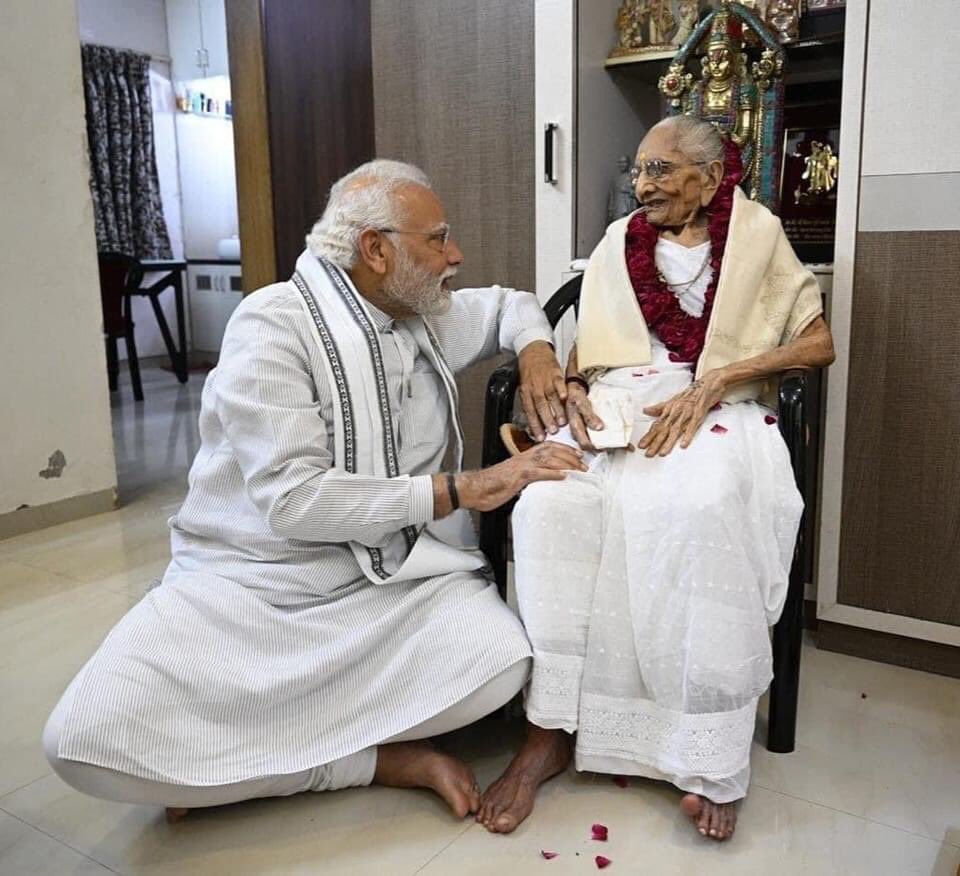 zishankadak's tweet photo. माननीय प्रधानमंत्री श्री नरेन्द्र मोदी जी की माताजी हीराबेन जी के निधन पर आत्मिक श्रद्धांजलि।
ईश्वर से शोकाकुल परिजनों को दुःख की इस घड़ी को सहन करने की शक्ति प्रदान करने की कामना करता हूँ।
@narendramodi
@BJP4India
#hiraben
#RIPHiraba https://t.co/EQQz8ZSbU2
