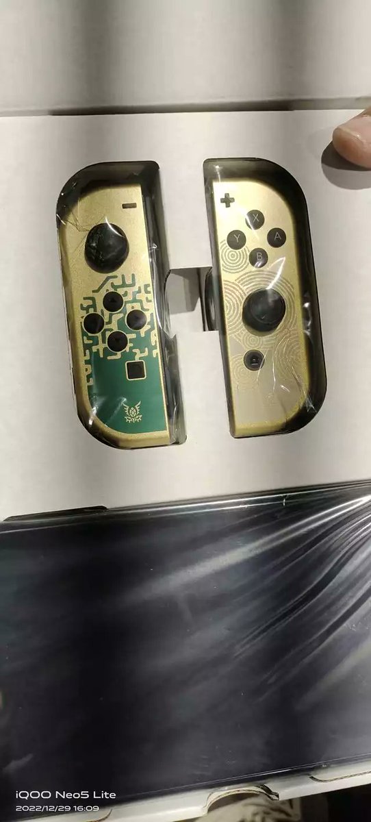 Alleged photos of Zelda: Tears of the Kingdom themed Switch OLED. Originally posted on Tieba (reshared on resetera/reddit).