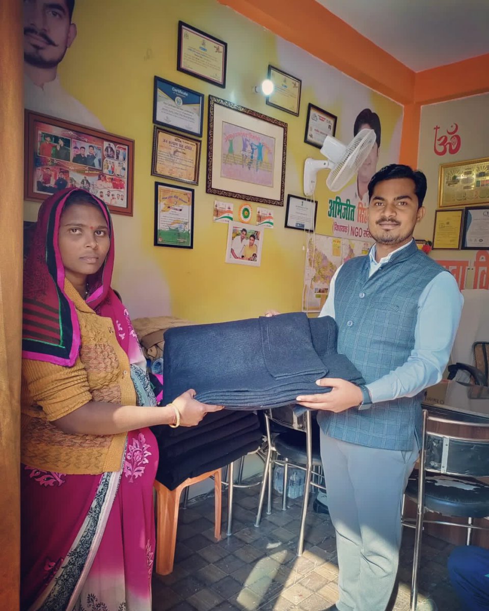 janta_vikas's tweet photo. तारीफ चेहरे कि नही चरित्र कि होनी चाहिए क्योंकि चेहरा बनाने मे चंद मिनट लगते हॆ परंतु अच्छा चरित्र बनाने मे पूरा जीवन।
#team Janta Vikas Seva Sansthan 

#New_year #celebration at #Kanpur 
#जनता_विकास_सेवा_संस्थान #janta_ngo #jantavikassevasansthan #kanpurngo #blankets  #blanket https://t.co/SKfFhteqKz