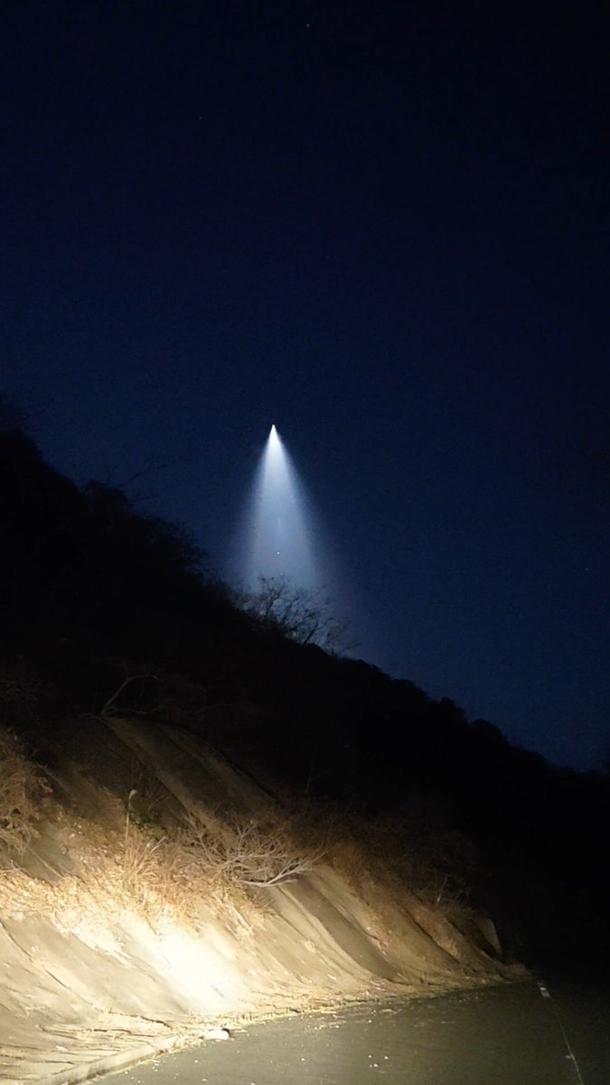wofs4565's tweet photo. 空に謎の光が強烈に光ってた。
誰か見てたかな？
光り方が妙だった、飛行機？みたいなのが離れてもまだ光が滞留する様にとどまっててオーロラ見たいな青の光が30分くらい風に流される様にして静かに消えた。
#対馬　#謎の光　#UFO #とどまる光 https://t.co/AChG6iV01d