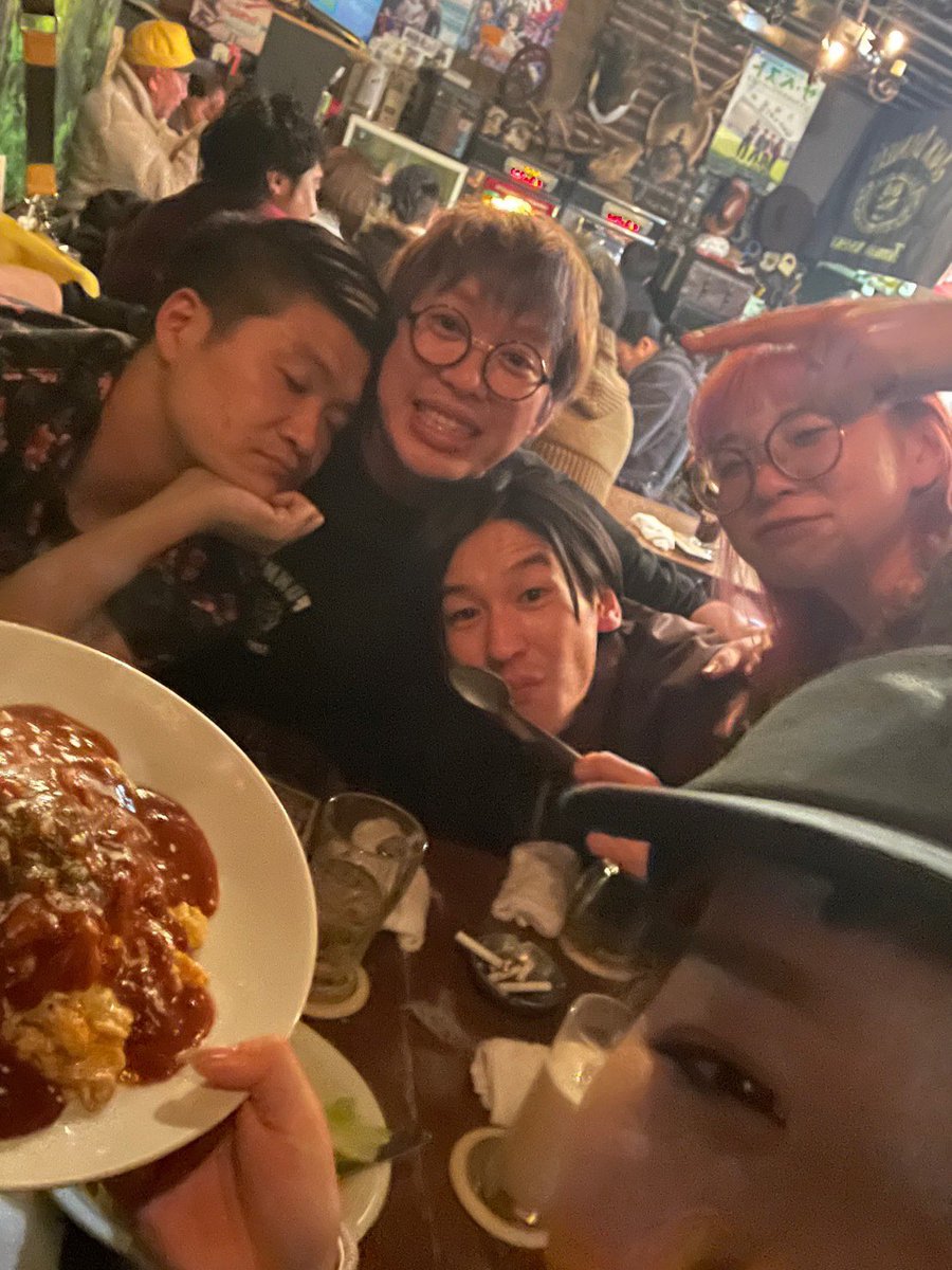 tact_0502's tweet photo. 先日は僕が代表を務めるイベント団体
GALAPAGOS ENTERTAINMENT の忘年会でした。

お互いがパンチを見せ合いたい人しかいないので戦いは10時間にも及び

帰りたい駅に全然帰れませんでした。

みなさん、来年もフェスやるよー！笑 https://t.co/MNXnUABSXG