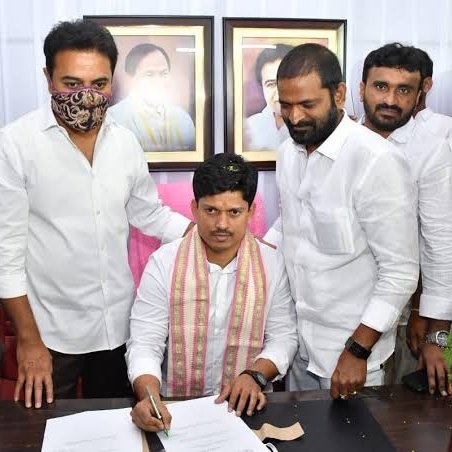 NaniVenkatTRS's tweet photo. "తెలంగాణ రాష్ట్ర టెక్నాలజీ సర్వీస్ కార్పొరేషన్ చైర్మన్" గా పదవీ బాధ్యతలు చేపట్టి నేటికి సంవత్సరం పూర్తి అవుతున్న సందర్భంగా @JAGANTRS అన్నగారికి హృదయపూర్వక శుభాకాంక్షలు....! 🤝💝💐
💪 #Congratulations_Anna 💪
@KTRTRS @KTRoffice @Jaganktrs https://t.co/7tkWr16srq
