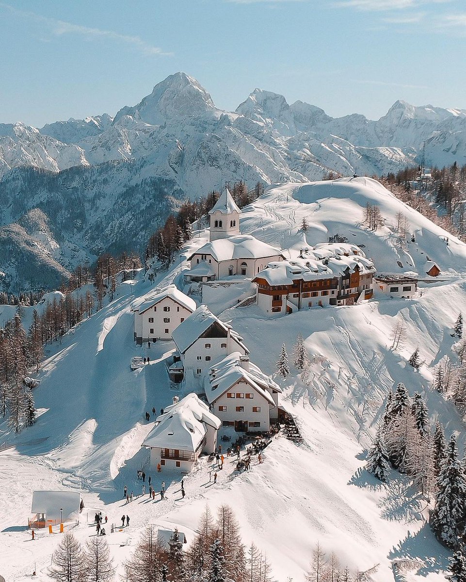 Savez-vous où se trouve ce village enneigé des Alpes juliennes ? 

@FVGlive 

📷 IG phabriphoto

#LiveItalian #ilikeitaly #YourItalianPOV #snow #snowlife #adventure #mountainlife #natgeolandscape #mountains