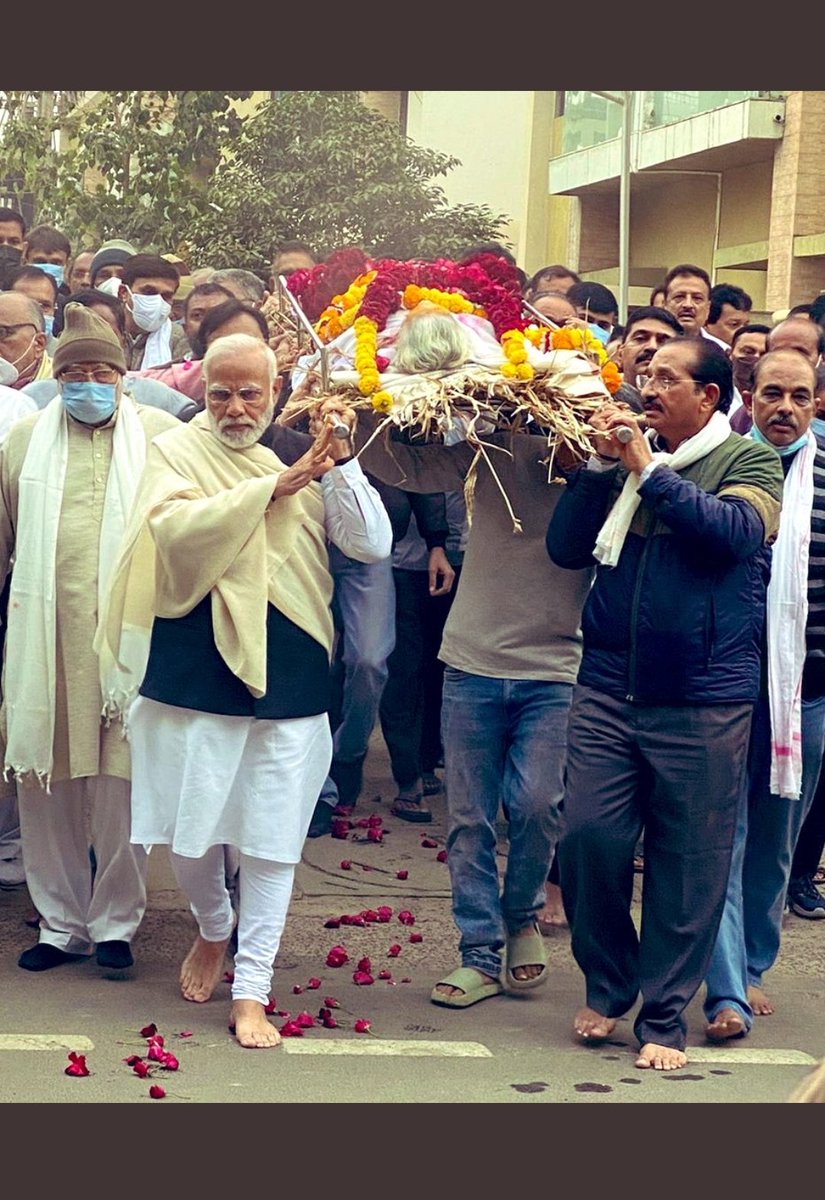 itsnd7696's tweet image. एक मां के लिए इससे बड़ी सोभाग्य की बात क्या हो सकती है की उनकी अर्थी को कंधे देने के लिए खुद देश का प्रधानमंत्री है|
@narendramodi
#RIP
#RIPHeerabaModi
