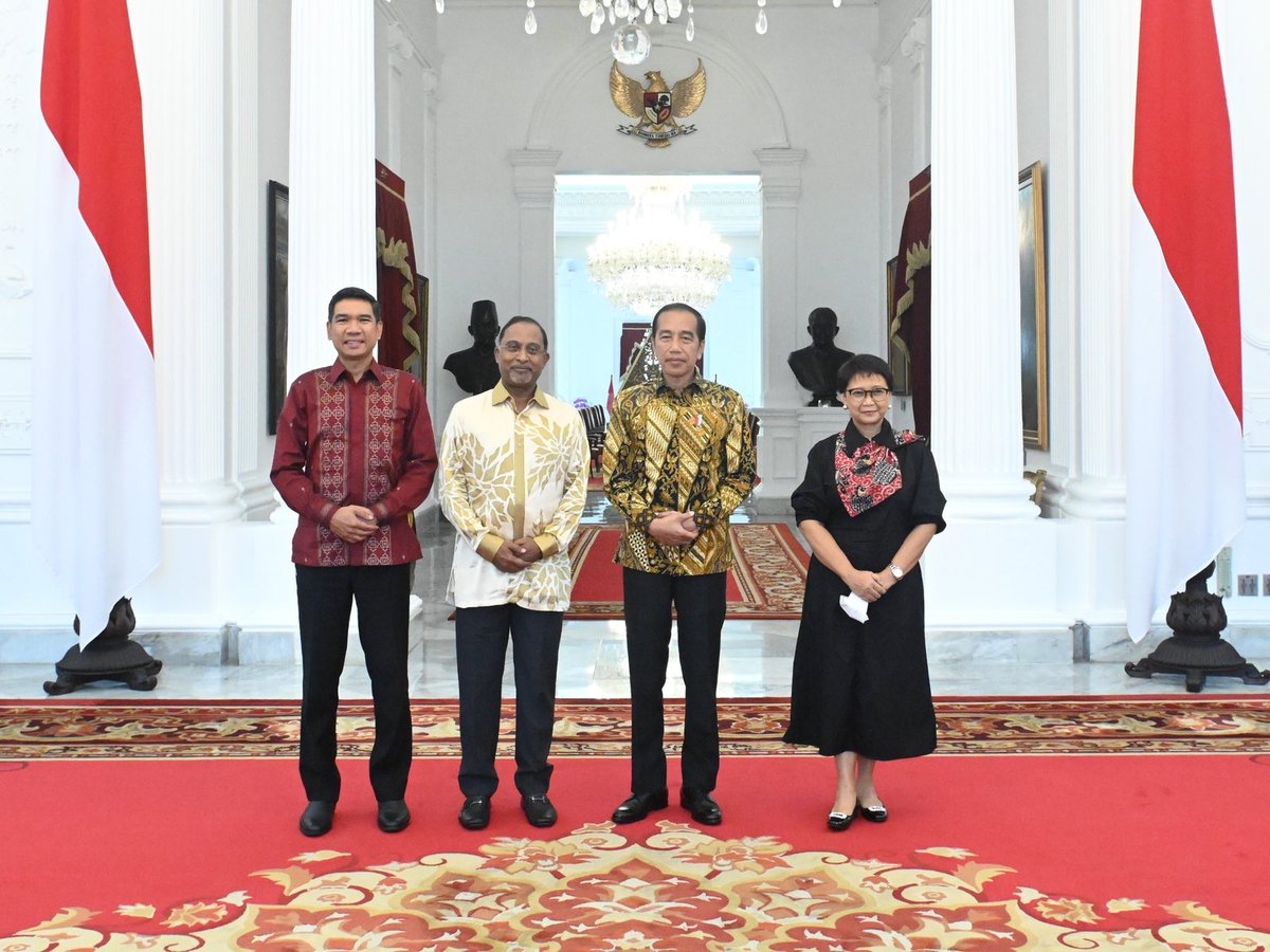 Accompanied President <a href="/jokowi/">Joko Widodo</a> in receiving courtesy call of the Foreign Minister of Malaysia 🇲🇾 at Merdeka Palace this morning (30/12)

Presiden Joko Widodo sambut baik rencana kunjungan PM Malaysia ke Indonesia awal tahun depan.
