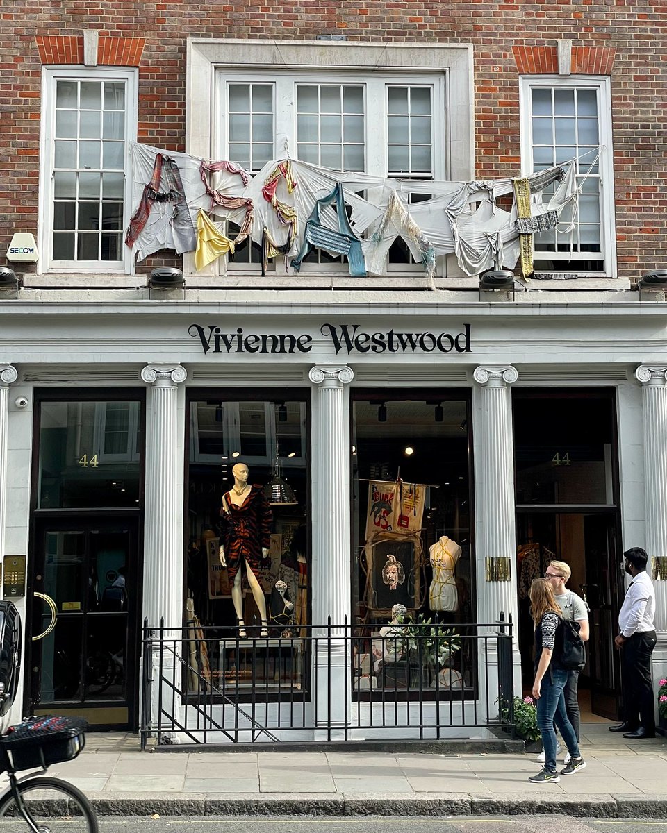 FratoniIlaria's tweet photo. #VivienneWestwood ❤️ https://t.co/BF0YKS0Mgc
