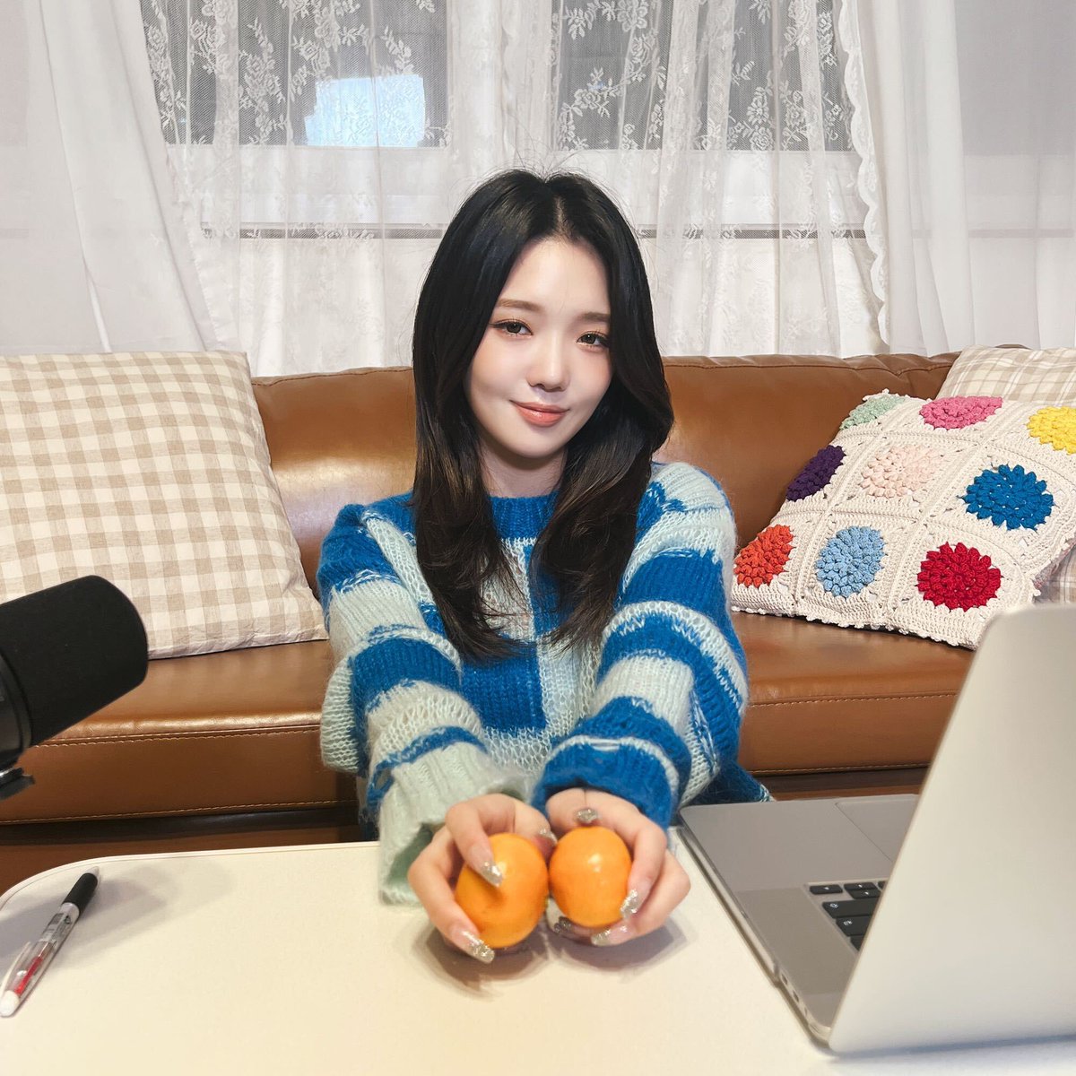 Last night’s Pyon.Ji.Ji live broadcast was fun! I had such a blast reading comforting stories from Flovers. With oranges and yams, I believe the stories will also heal your heart when you listen to it. Thank you for listening to last night’s live. ❄️