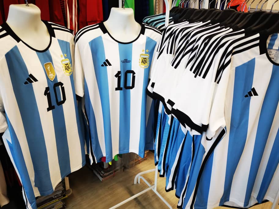mykitzone's tweet photo. This is it! The last batch of the 2-Star Argentina home jersey, and only 4XL! Yes, ONLY 4XL! 

It may not be your desired size but we are sure that this will be a desired jersey in years to come!

#mykitzone #buyitprintitwearit #completeyourcollection #saynotofakes https://t.co/FAkKbbs7pU