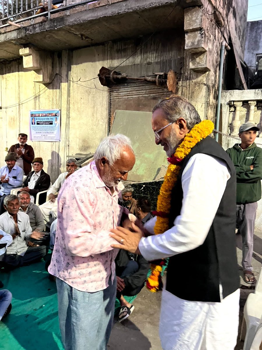 arjunmodhwadia's tweet photo. પોરબંદરના વિરડી પ્લોટ વિસ્તારમાં સ્થાનિક લોકોએ અભિવાદન કરી અભિનંદન પાઠવ્યા. મીઠી વિરડી જેવા સ્નેહ માટે લોકોનો આભારી છું. આપણે સહું પરિવારની જેમ એક તાંતણે બંધાયેલા છીએ, ત્યારે મારા સમગ્ર પોરબંદર પરિવારની અપેક્ષાઓ ઉપર ખરો ઉતારવા પૂર્ણ ક્ષમતા સાથે કામ કરતો રહીશ. https://t.co/nkfdoWRuBf