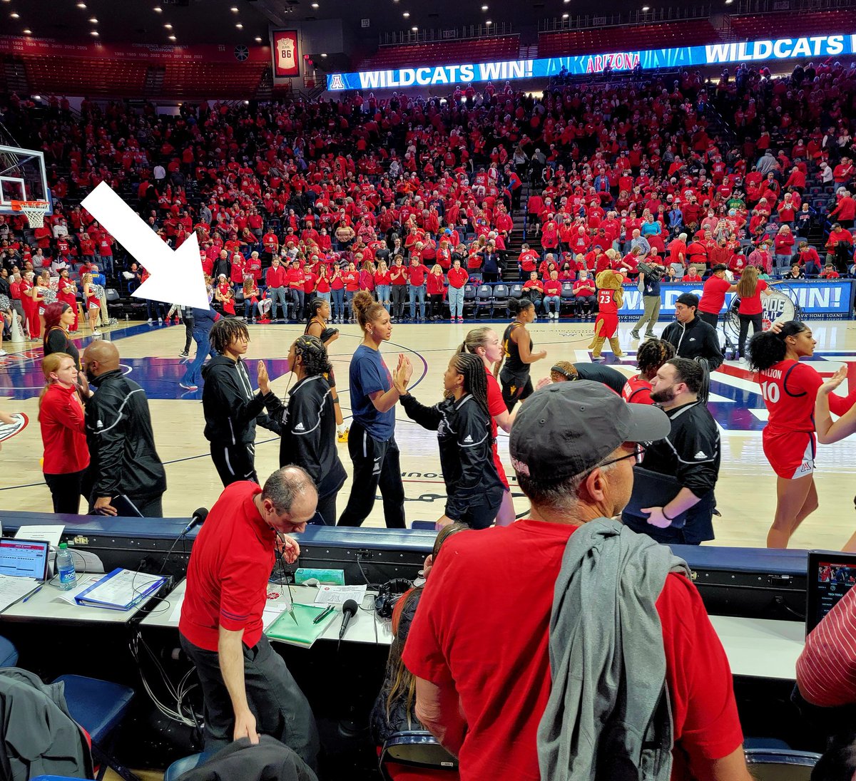 1st <a href="/ArizonaWBB/">Arizona Basketball</a> game for <a href="/BTaya12/">𝕞𝕆ภтⓐүᵃ DＥώ</a> was a victory in McKale with 9400+ Cat fans cheering. ❤️💙