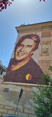 When in #Rome15YearsOn...see the mural of Lando Fiorini.
#LandoFiorini #Testaccio #ASRoma #LucaMaleonte  #Rome #Roma #BuongiornoRoma #UnicamenteRoma #VisitRome #tiportoaroma #WhenInRome #RomaOMorte #Italy #Italia #treasureitaly #Art #Arte #StreetArt 
romandespatches.blogspot.com/2022/12/when-i…