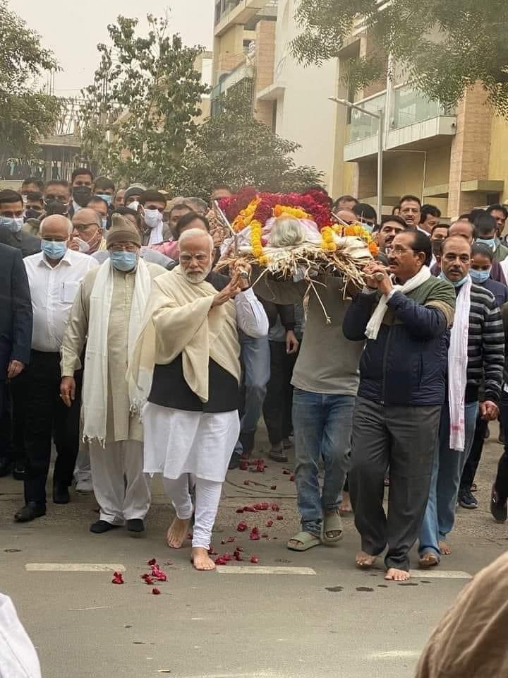 nikhilB199's tweet photo. प्रधानमंत्री नरेन्द्र मोदी जी और उनके परिवार के लिए यह एक दुःख की घड़ी है, श्रीमती #HeerabenModi जी का निधन अत्यंत कष्टदायी है।

मैं ईश्वर से प्रार्थना करता हूँ कि दिवंगत आत्मा को अपने श्री चरणों में स्थान दें और पूरे मोदी परिवार के साथ मेरी संवेदनाएं हैं@narendramodi https://t.co/IMisueZygE