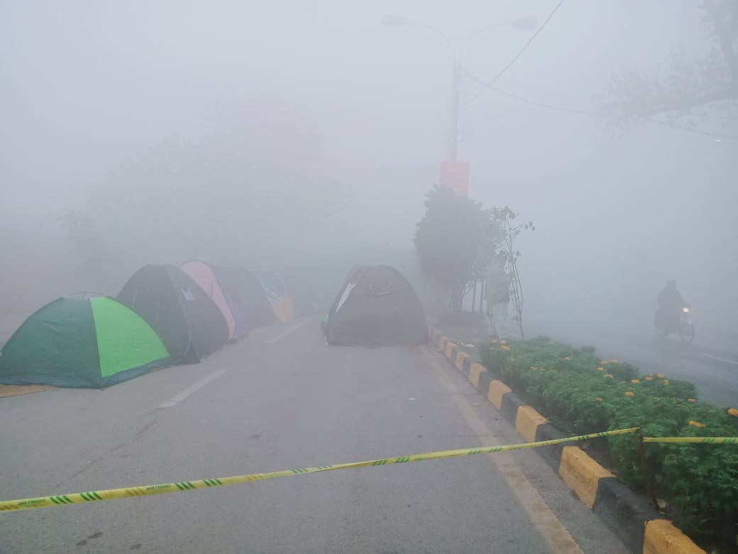 پچھلے چار سال سے اساتذہ بھرتی نہیں کئے گئے اور اب صرف25 ہزار اساتذہ بھرتی کرنے کی منظوری دی جو آٹے میں نمک کے برابر ہے۔ اقتدار کے بھوکے وزیرِ اعلیٰ کو اندازہ ہی نہیں کہ اساتذہ کس شدید سردی میں اپنے بچوں کے ساتھ سڑکوں پر اپنے حقوق کے لئے ذلیل ہو رہے ہیں۔  
#RegulariseSSEsAEOs