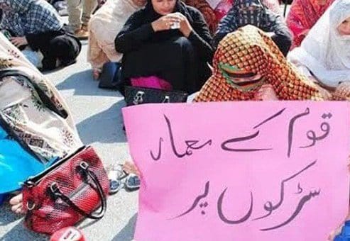 قوم کے معماروں کو ان کا حق دینے کی بجائے نیازی اور اس کے جعلی وزیراعلیٰ سیاست چمکانے میں مصروف ہیں۔
#ActiveTeachersForce 
#27DecProtestZamanPark