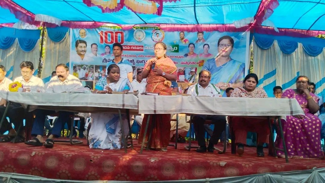 ManaAlluriDist's tweet photo. సమన్వయంతో పని చేయండి
 చింతపల్లి మండల కన్వీనర్లు, వాలంటీర్ల సమావేశంలో పాడేరు శాసనసభ్యులు శ్రీమతి కొట్టగుళ్లి భాగ్యలక్ష్మి గారు

#ManaAlluri https://t.co/NXAeaOqvRL