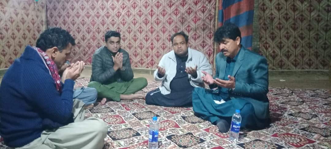 TeamMunwarWasan's tweet photo. خیرپور..
 پاکستان پیپلز پارٹی کے رکن سندھ اسمبلی منور علی وسان نے اسکارپ کالونی خیرپور پہنچ کر 
محمد فاروق سومرو سے والد کے انتقال پر دعائے تعزیت کی اور گہرے دکھ کا اظہار کیا.

@BBhuttoZardari @BakhtawarBZ @AseefaBZ @MuradAliShahPPP @murtazawahab1 @SaeedGhani1 @MunwarWassanMPA https://t.co/CDE1e4wOp3