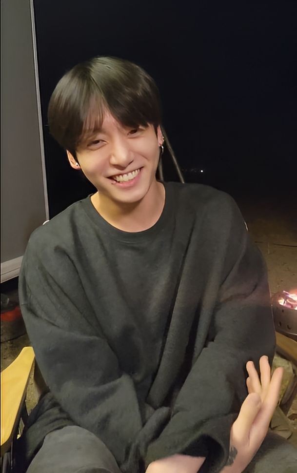 erismeowverse's tweet photo. ▪︎Taehyubg birthday au▪︎

#taekookau where

CEO Taehyung isn’t a  kind of person to remember the dates of his own life events so it’s a surprise for him when his boyfriend stands in front of him holding a cake in their bedroom with a room full of decoration. https://t.co/814AElBurT
