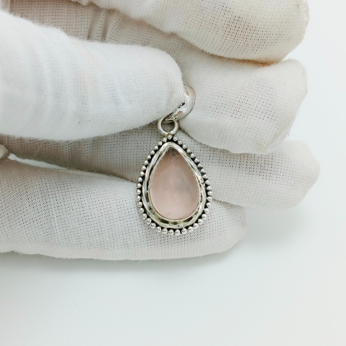 IncCharms's tweet photo. Rose quartz pendant for new year #rosequartz #rosequartzpendant #silverpendant #gemstonependant #pendant https://t.co/LBC4ogIl5w