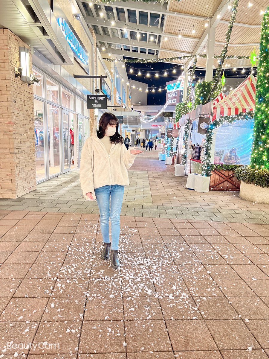 Alice12077's tweet photo. 去逛華泰outlet 聖誕節很應景的有下雪🌨️
真的很好拍～～ 很美

#桃園 #華泰 #outlet https://t.co/ul3mpUedel