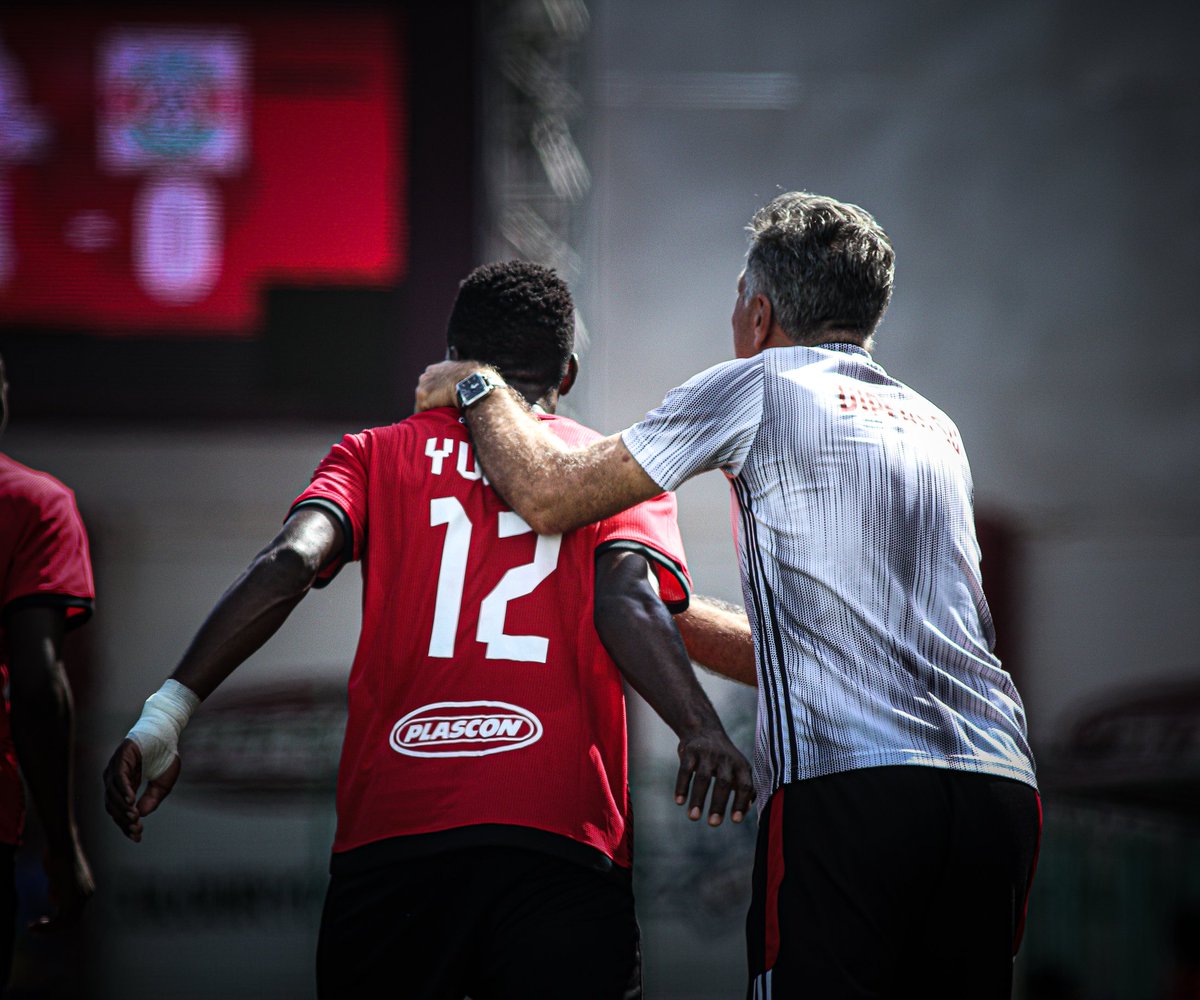 📸 These frames just sum up Robertinho. He always stressed the importance of being one family, many players played through injury for him.

"I will give you my maximum during the week (training), in turn, you aught to give yours for 90 mins." he always emphasized. Adios amigo🤝🏽