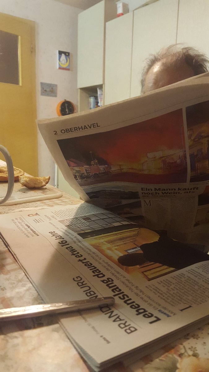 PR_steine's tweet photo. Smartphone am Frühstückstisch wird nicht gern gesehen. Aber Medien zum Frühstück gab es schon immer - Antworten gab es nur nach mehrmaliger Wiederholung und lauter werdender Stimme. #Vorbild #früherheute #selbstreflektion https://t.co/9xuaNsqoqY