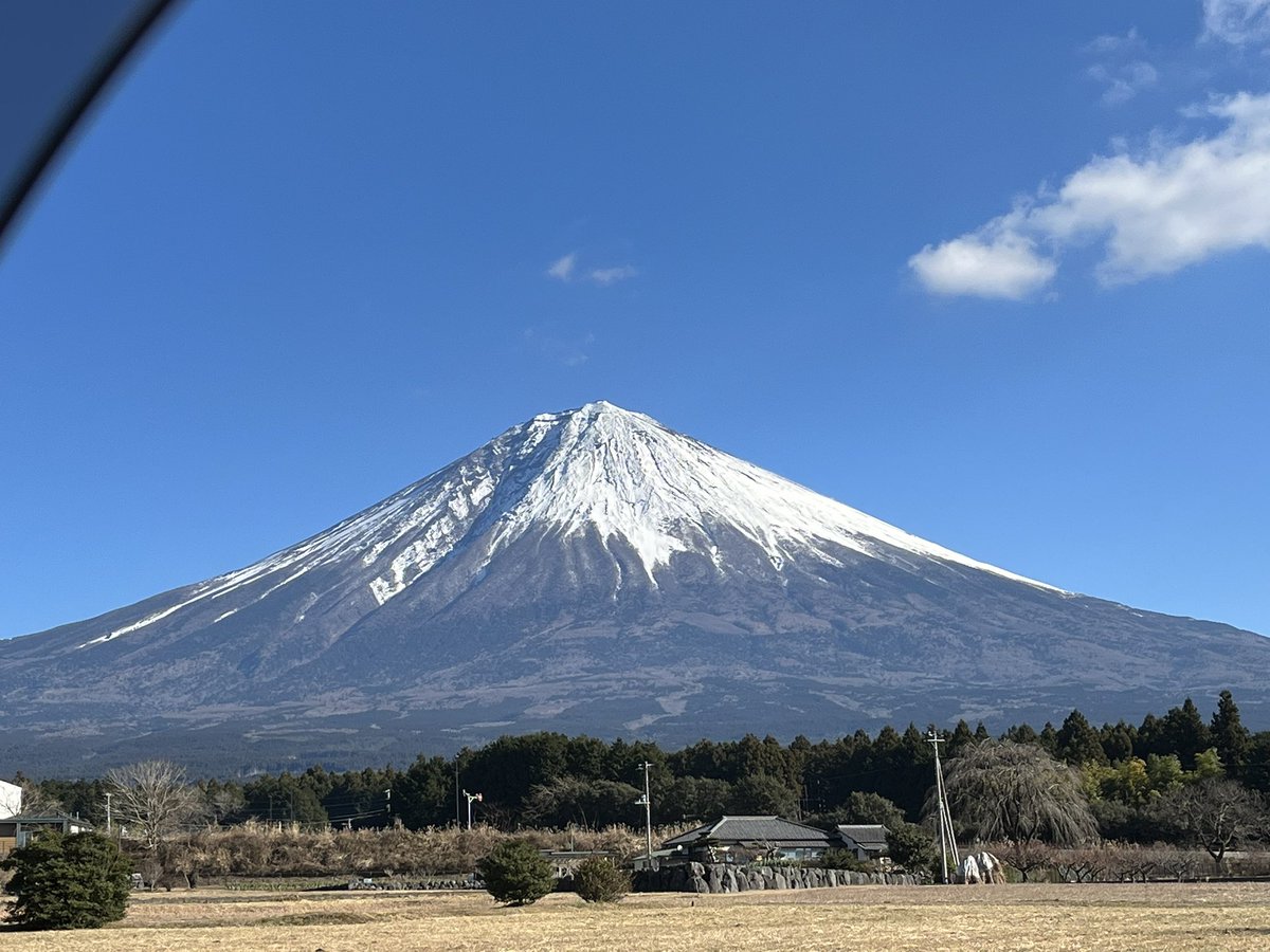 ryuunomama's tweet photo. 遅くなってしまいましたが、これから横浜アリーナに向かいます。

富士山女子駅伝の交通規制、駅までの渋滞等、いろいろありましたが、やっと駅まで辿りつきました。
できればもう少し早く出発したかったなぁ。

大好きなパン屋さんで頑張って👍とオマケのチョコいただけたのでヨシとします😊 https://t.co/mJGlugG6R3