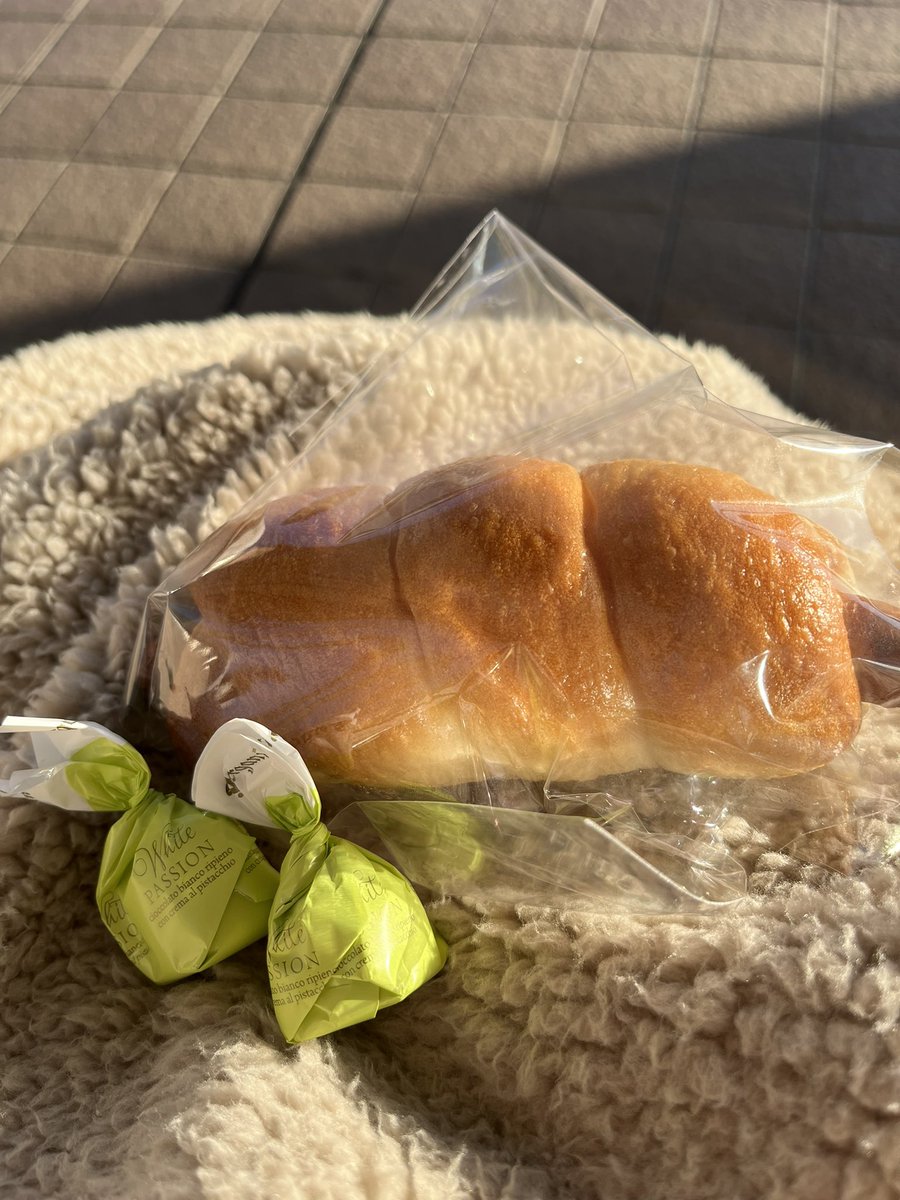 ryuunomama's tweet photo. 遅くなってしまいましたが、これから横浜アリーナに向かいます。

富士山女子駅伝の交通規制、駅までの渋滞等、いろいろありましたが、やっと駅まで辿りつきました。
できればもう少し早く出発したかったなぁ。

大好きなパン屋さんで頑張って👍とオマケのチョコいただけたのでヨシとします😊 https://t.co/mJGlugG6R3