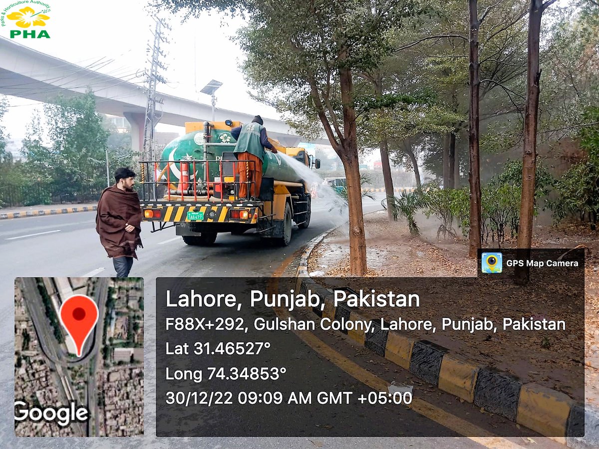 PhaLhr's tweet photo. فضائی آلودگی اور سموگ کے خاتمہ کے لیے پی ایچ اے کی واٹر ٹینک گاڑی ٹھوکر نیاز بھیگ , گلشن کالونی ، ریلوے اسٹیشن اور علامہ اقبال روڈ کے مختلف علاقوں کی گرین بیلٹس ، درختوں اور پودوں کو واش کررہی ہے.
#Treewashing
#Lahore https://t.co/vFTWPv2QLD