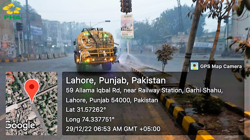 PhaLhr's tweet photo. فضائی آلودگی اور سموگ کے خاتمہ کے لیے پی ایچ اے کی واٹر ٹینک گاڑی ٹھوکر نیاز بھیگ , گلشن کالونی ، ریلوے اسٹیشن اور علامہ اقبال روڈ کے مختلف علاقوں کی گرین بیلٹس ، درختوں اور پودوں کو واش کررہی ہے.
#Treewashing
#Lahore https://t.co/vFTWPv2QLD