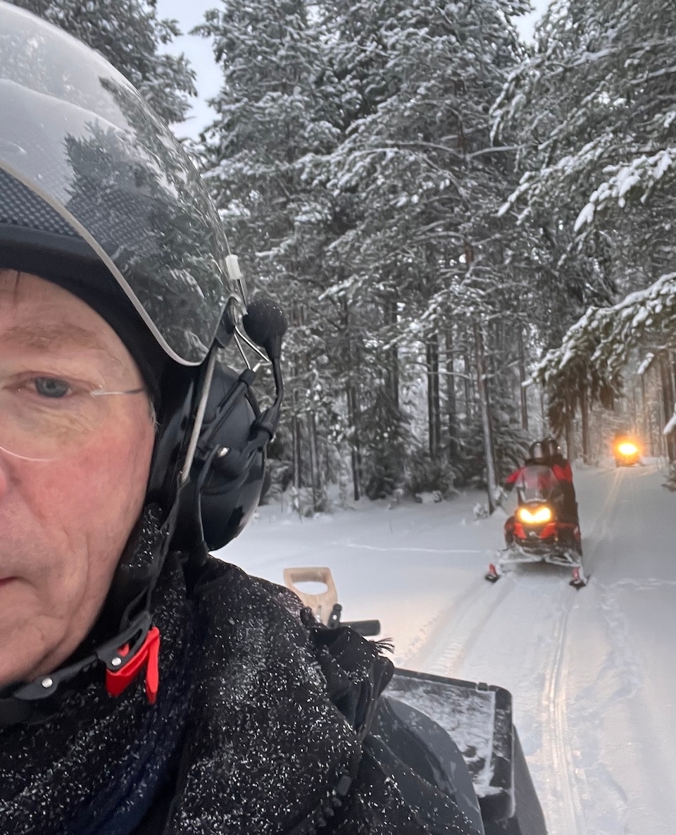 filipsborg's tweet photo. Snowmobiling is great fun, according to our guests from South Africa, now living in Amsterdam. After three days at our #hotel, doing #snowmobile safari, #reindeer safari and #snowshoeing they will continue to #Abisko.

#swedishlapland #heartoflapland #filipsborg #lapland https://t.co/0dJcFiUtHN