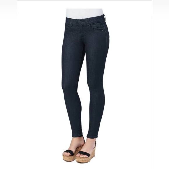 ClaraDePaulaOf's tweet image. So good I had to share! Check out all the items I'm loving on @Poshmarkapp from @_vtrollingstone #poshmark #fashion #style #shopmycloset #underarmour #democracy #commonprojects: posh.mk/T4LOmH1Oawb