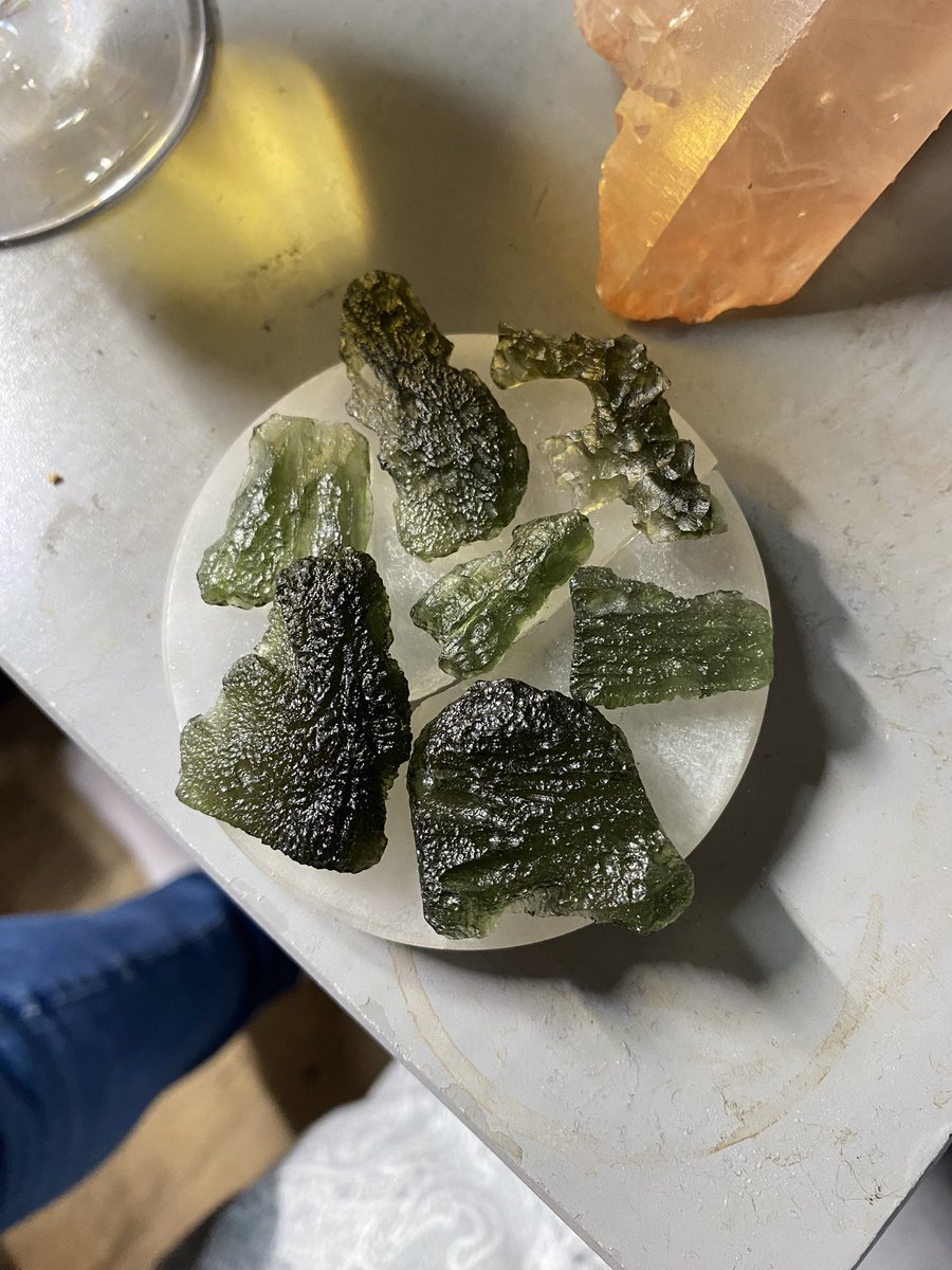 _Just__Josh__'s tweet photo. Moldavite 🔥

What’s your opinion on this type of crystal ? https://t.co/7aKC3m4w79