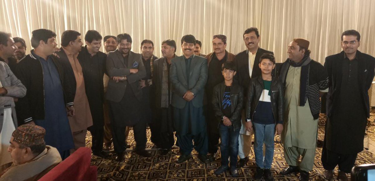 TeamMunwarWasan's tweet photo. سکھر۔۔
پ پ پ ایم پی اے جناب منور علی وسان نے محبوب الٰہی خان ڈومکی کے بیٹے عاقب خان ڈومکی کی بقی (بلوچی رسم) میں شرکت کی۔
@BBhuttoZardari @BakhtawarBZ @AseefaBZ @MuradAliShahPPP @murtazawahab1 @SaeedGhani1 @MunwarWassanMPA @Munwar_Wassan1 @SurendarValasai @JavedNLaghari https://t.co/1Yx3fru6tT