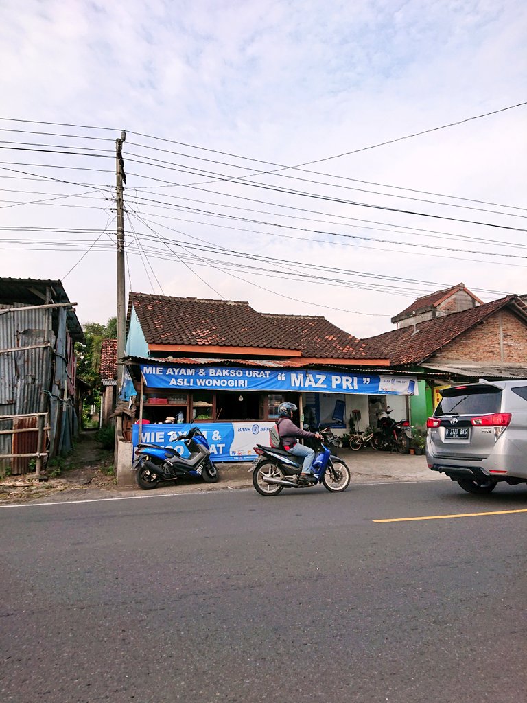 NurSetoAji's tweet photo. #JumatMieayaman menepi sebentar ditengah keramaian ke Mie Ayam &amp; Bakso Urat Maz Pri. Kalau lewat JaWon sabi nih kalau mampir jangan lupa pesan bakso urate lur welcome di mulut soale. Mienya lembut ringan cocok dah gaskeun sblm habis yak! 

https://t.co/PooPjFq7k8

@InfoMieAyamYK https://t.co/v4z3BIyhqP
