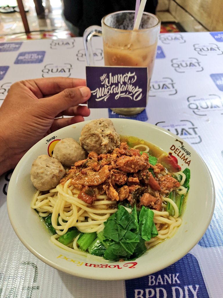 NurSetoAji's tweet photo. #JumatMieayaman menepi sebentar ditengah keramaian ke Mie Ayam &amp; Bakso Urat Maz Pri. Kalau lewat JaWon sabi nih kalau mampir jangan lupa pesan bakso urate lur welcome di mulut soale. Mienya lembut ringan cocok dah gaskeun sblm habis yak! 

https://t.co/PooPjFq7k8

@InfoMieAyamYK https://t.co/v4z3BIyhqP