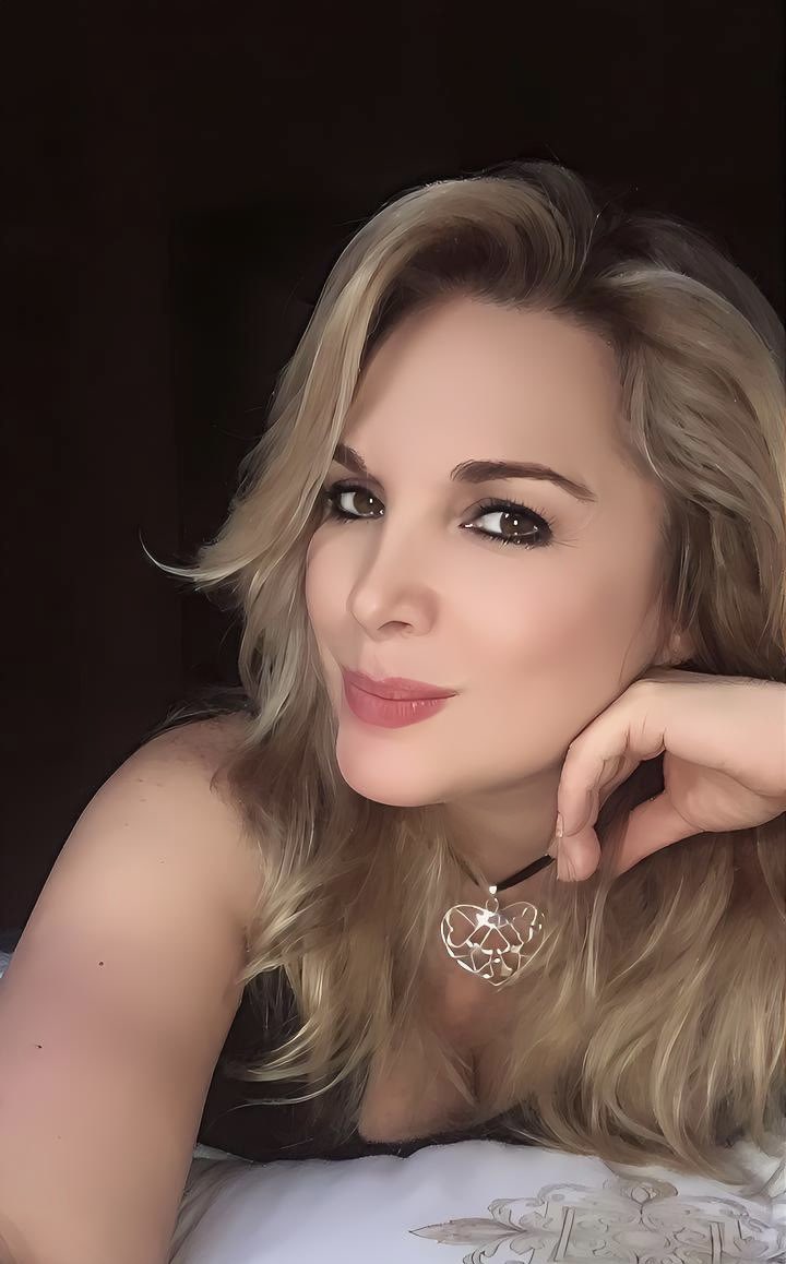 ROXANAWILEY's tweet photo. #FelizAnoNuevo2023 Que traiga #sabiduría p/afrontar c/reto, #resilencia p/avanzar con la mejor actitud, #humildad p/no perder de vista los #valores de la vida como misión, #salud porque con ella tenemos la capacidad de trabajar p/dar vida a nuestros sueños.Con Amor 
Roxana Wiley https://t.co/FxcuAfOJc5