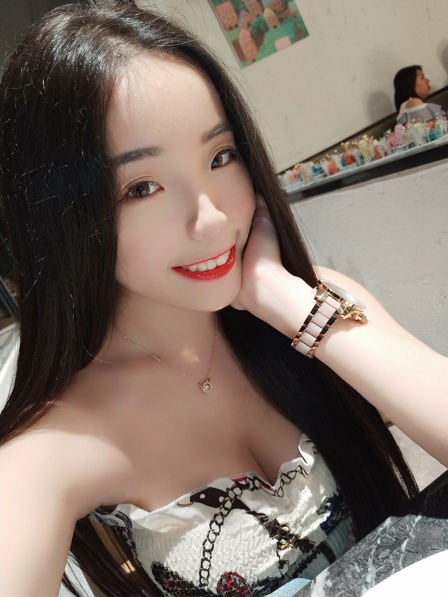 Zhengxin0718's tweet photo. 如果一個男人11點之後跟你說他想你的話,
那一定不是他在想你,
『是他弟弟在想你』🤭 https://t.co/gKzVy93xCF