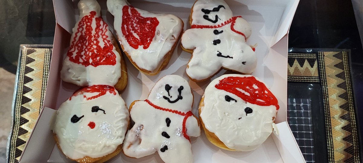 SCMSaaS's tweet photo. @MadOverDonuts @zomato 
I ordered a Christmas special box of donuts. What I got is too bad in look and feel. What you show on your page, why can't you deliver the same? https://t.co/8Dk1ABIMeP