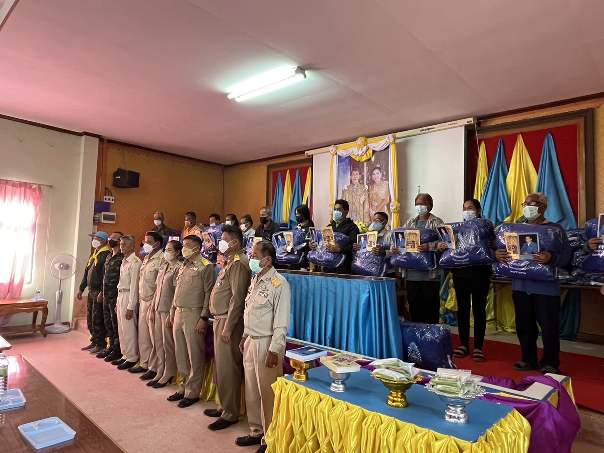 sbr22Army's tweet photo. จัดชุดปฏิบัติการกิจการพลเรือน ร่วมกับหัวหน้าส่วนราชการอำเภอหนองบัวเเดง มอบผ้าห่ม​พระราชทาน​มูลนิธิ​ราชประชานุเคราะห์​ในพระบรมราชินูปถัมภ์​ ให้กับ  ราษฎร​ใน​พื้นที่​อำเภอหนองบัวเเดง โดยมีนาย​สร​วัช​ สำ​มะ​ลี​ นายอำเภอหนองบัวเเดง เป็นประธานในพิธี https://t.co/bUnrCe9YDm