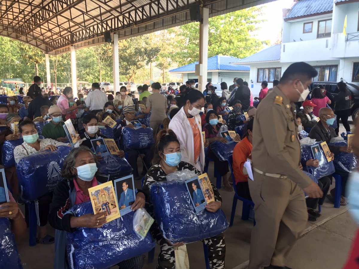 sbr22Army's tweet photo. จัดชุดปฏิบัติการกิจการพลเรือน ร่วมกับหัวหน้าส่วนราชการอำเภอหนองบัวเเดง มอบผ้าห่ม​พระราชทาน​มูลนิธิ​ราชประชานุเคราะห์​ในพระบรมราชินูปถัมภ์​ ให้กับ  ราษฎร​ใน​พื้นที่​อำเภอหนองบัวเเดง โดยมีนาย​สร​วัช​ สำ​มะ​ลี​ นายอำเภอหนองบัวเเดง เป็นประธานในพิธี https://t.co/bUnrCe9YDm