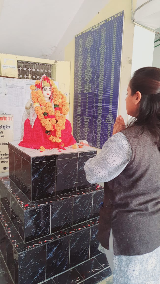 ijanhvitiwari's tweet photo. सरस्वति महाभागे विद्ये कमललोचने ।
विद्यारूपे विशालाक्षि विद्यां देहि नमोऽस्तु
#fridaymorning
#atcollage https://t.co/c22igDsxIw