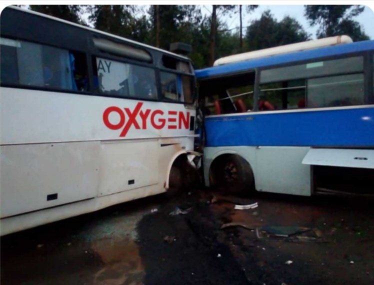DailyMonitor's tweet photo. Six people have died this morning after a Kenya-bound bus (Oxygen KCU 054L) collided with a Rwanda-bound bus (Volcano RAD798B) at Rwahi village which borders Ntungamo and Rukiga Districts in western Uganda. 
#MonitorUpdates 
📸Robert Muhereza https://t.co/waaUkqNdgB