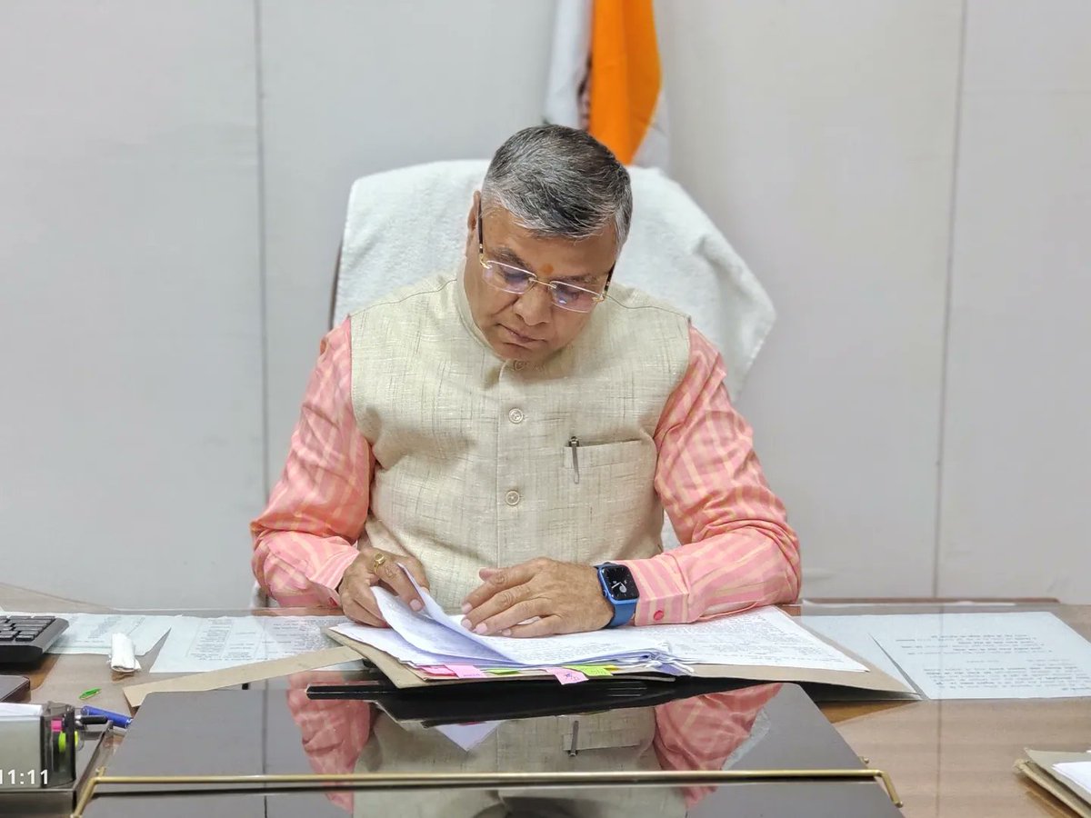 dharmindia51's tweet photo. आज विधानसभा नवीन भवन स्थित अपने कार्यालय पर विभागीय फाइलों का निस्तारण करते हुए।
#NarendraModi 
#AmitShah 
#JPNadda
#MYogiAdityanath #SunilBansal
#Dharampalsingh
#BhupendraSingh 
#PMO_INDIA
#BJP4UP #BJP4IND
#UPgovt
#karagar 
#homgards https://t.co/HCp2IBTYyZ
