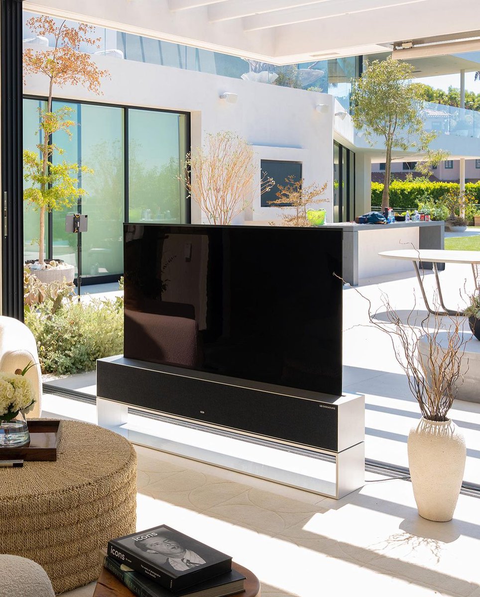 LGGulf's tweet photo. LG SIGNATURE facilitates the pinnacle of luxurious living through its elegant and innovative products that blend #art seamlessly with #technology.
#decor #interior #oledr #refrigerator #TV #lgsignature #LG https://t.co/CC8qHurAnK