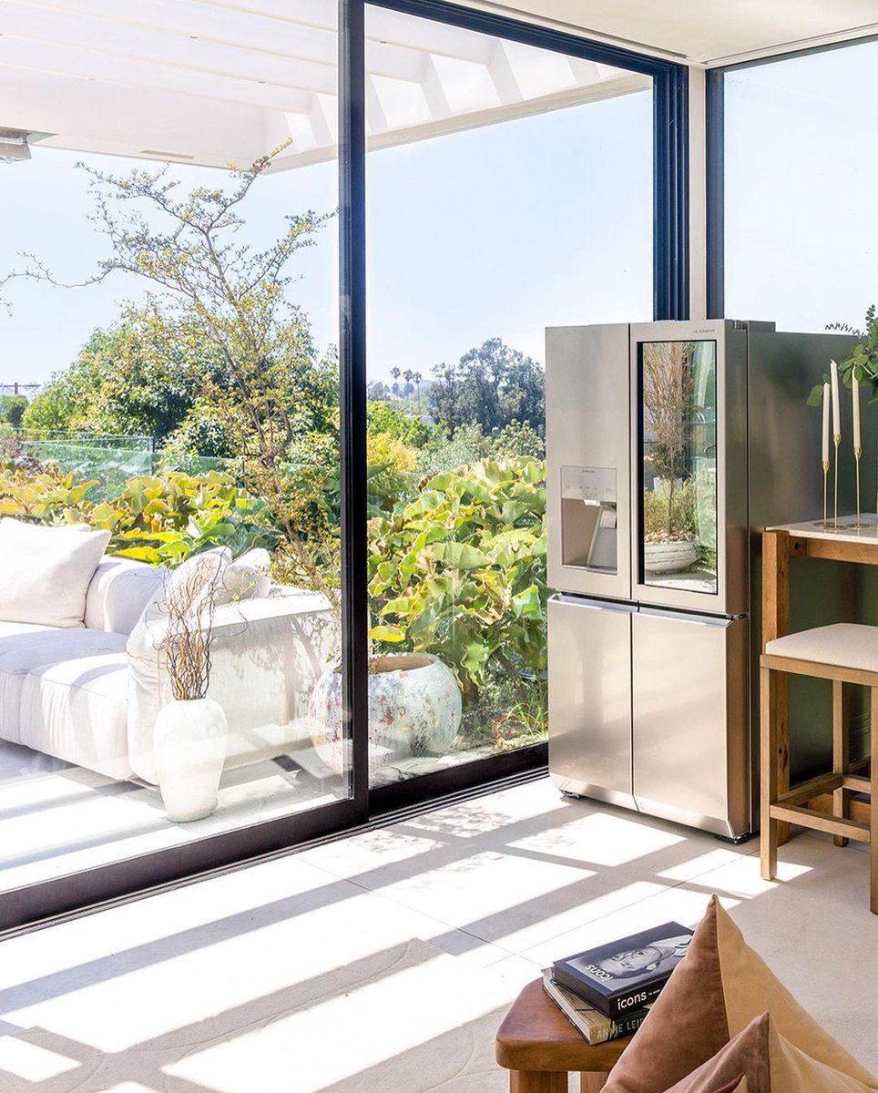 LGGulf's tweet photo. LG SIGNATURE facilitates the pinnacle of luxurious living through its elegant and innovative products that blend #art seamlessly with #technology.
#decor #interior #oledr #refrigerator #TV #lgsignature #LG https://t.co/CC8qHurAnK